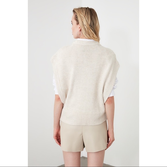 NWT Beige V Neck Woman Knitwear Sweater Medium - Picture 9 of 11